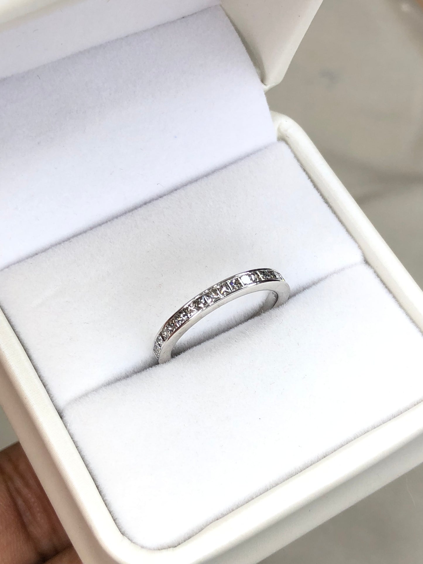 Half Eternity Band in 18kt gold and diamonds