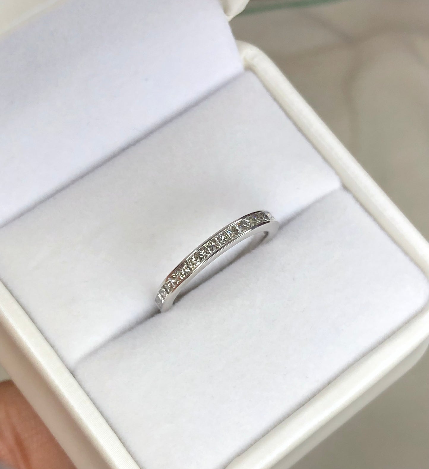 Half Eternity Band in 18kt gold and diamonds